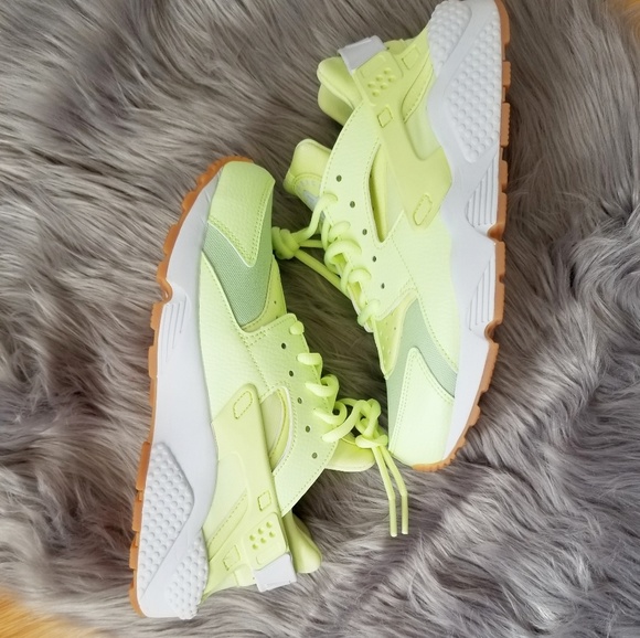Nike Air Huarache Run Barely Volt White Gum Yellow - Picture 2 of 5